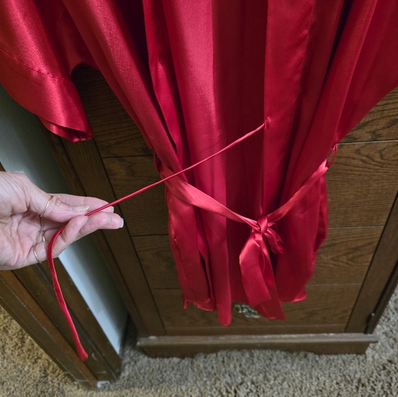 Red satin look nightgown and half robe. - Picture 7 of 9